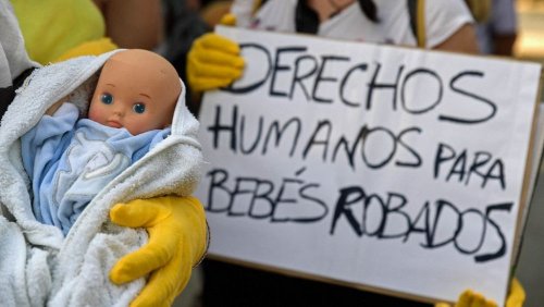 Espagne : les "bébés volés" du franquisme reconnus comme victimes