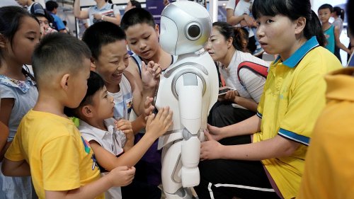 Çin'de anaokulu öğrencilerine hikayeler anlatan eğitimci robot Keeko ders başı yaptı