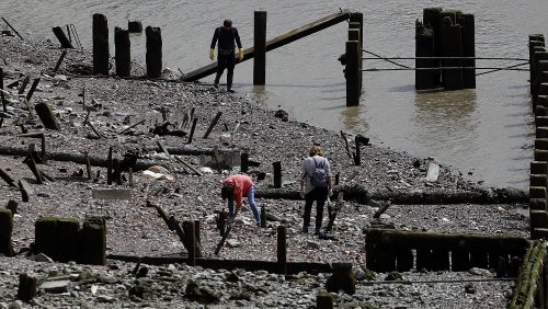 'Mudlarking' permits for River Thames halted after historical hobby sees surge in popularity