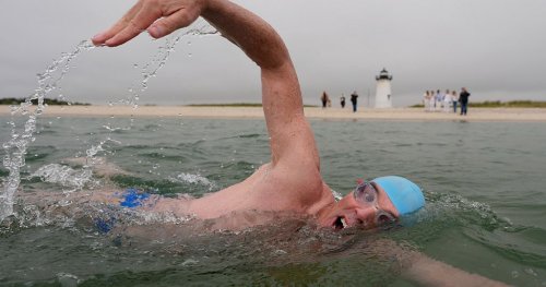 Lewis Pugh, le nageur de l'extrême, se jette à l’eau pour protéger les requins