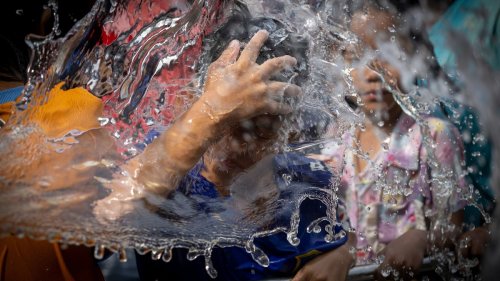 Video. Thailändischer Buddhist zu Beginn des Neujahrsfestes mit Wasser bespritzt