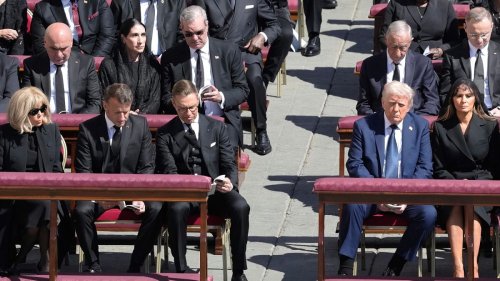 War Trumps blauer Anzug bei der Beerdigung des Papstes ein Verstoß gegen das Protokoll?