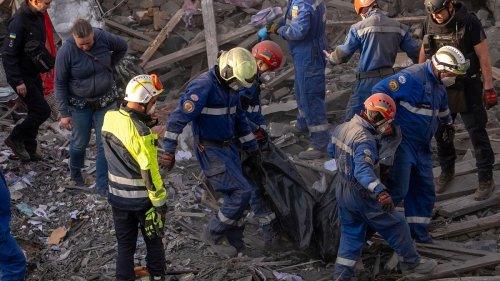 Le bilan des frappes sur Kyiv s'alourdit à 12 morts, Trump se dit "mécontent" des Russes