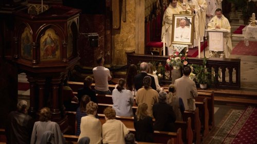 Les catholiques roumains pleurent la disparition du pape François