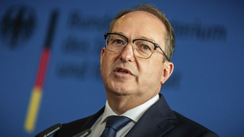 Innenminister Dobrindt: "Deutliche Steigerung an Zurückweisungen zu verzeichnen“