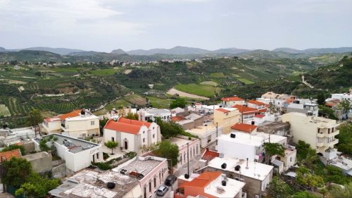 Nach Erdbeben auf Kreta: Drohne prüft auf Risse im Dorf Voutes in Heraklion
