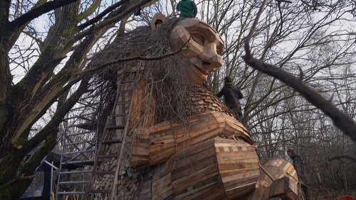Dieser dänische Künstler hat auf der ganzen Welt riesige, recycelte Holztrolle versteckt