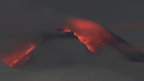 In mehr als 3600 Metern Höhe: Vulkan Semeru spuckt glühende Lava