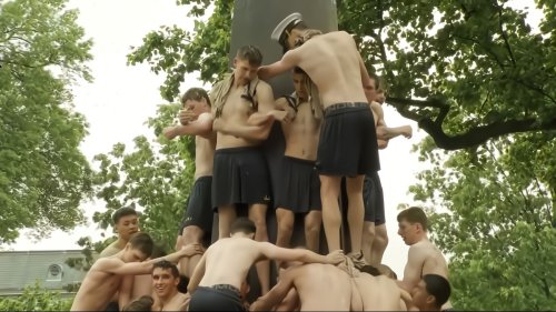 Video. US-Marineakademie: Studenten erklimmen gefettetes Denkmal