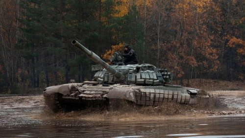 سرباز اوکراینی برای روشن کردن تانک غنیمتی روس با خدمات پشتیبانی روسیه تماس گرفت
