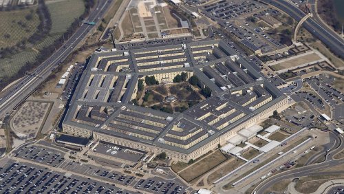 Pentagon yetkilisi hava sahasında görülen cisimlerin uzaylı sondası olabileceğini söyledi