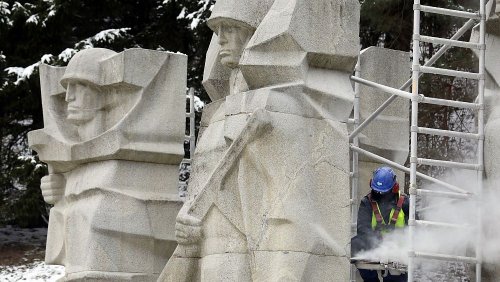 Litauen demontiert Sowjetdenkmal, Russland: "Barbarische Verhöhnung"