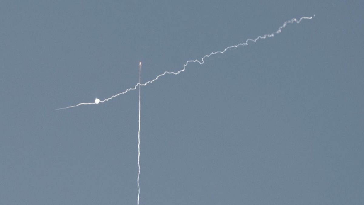 الحوثيون يُعلنون استهداف مطار بن غوريون وإسرائيل تتحدث عن اعتراض صاروخ يمني