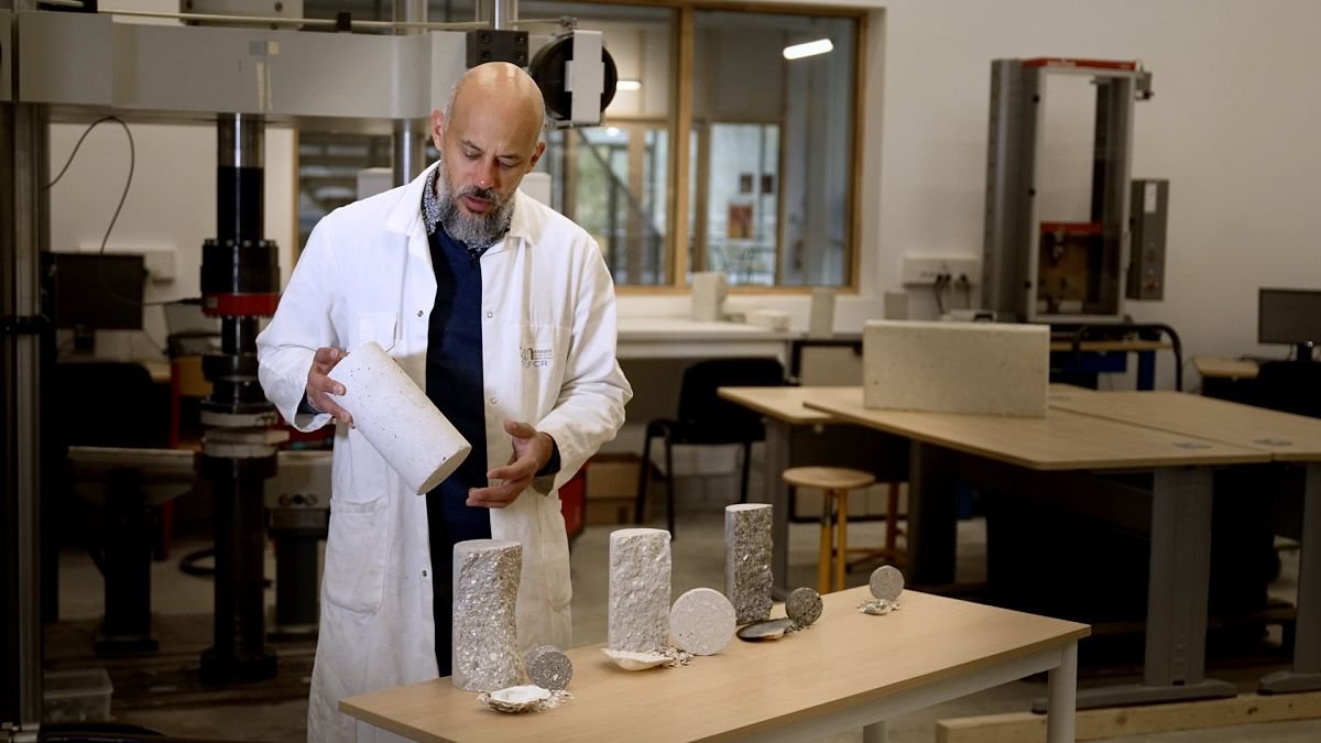 Un professeur transforme les coquilles d’huîtres en béton écologique