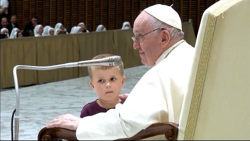 VIDEO : Kleiner Junge sorgt bei Papst-Audienz für langen Überraschungsmoment