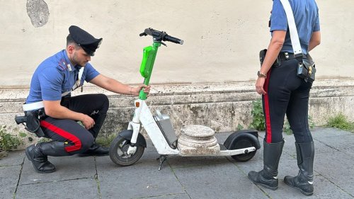 Rome : un touriste transportait une plaque de marbre antique sur un scooter électrique