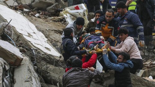 Unfassbare Zerstörung, viele Tote: Schweres Erdbeben erschüttert Türkei und Syrien