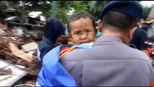 نجات یک کودک خردسال از زیر آوار سونامی مرگبار در اندونزی