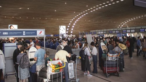 Flughafentheorie, Sitzplatzbesetzer und Check-in-Hühner: Warum diese viralen Reisetrends eine Katastrophe sind