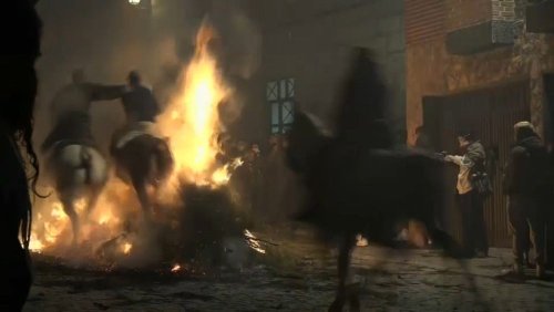 Pferde, die durchs Feuer springen - umstrittene Tradition bei den Luminarias