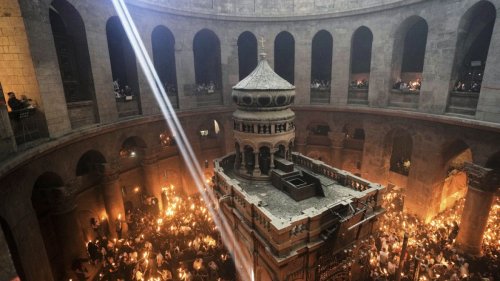 Osterfeuer in der Grabeskirche in Jerusalem entzündet