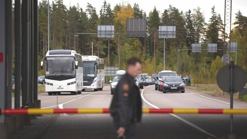Finland moves to block more Russians on eastern border