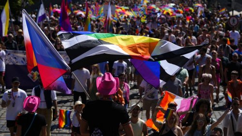 Pride in Prag: Tausende feiern Regenbogen-Parade