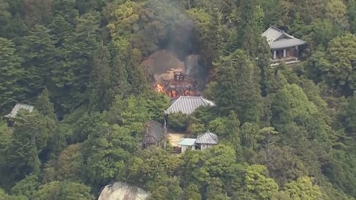 Video. Giappone: in fiamme l'antica sala buddhista con la 'fiamma eterna' millenaria