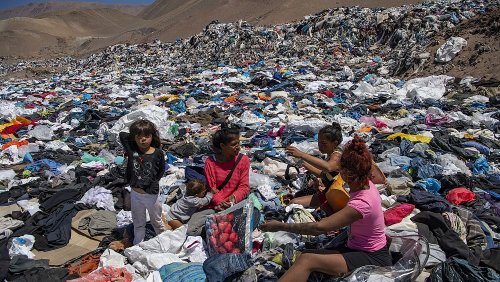 Kleidung aus Europa wird in der Atacama-Wüste illegal entsorgt: Chilenische Justiz ermittelt