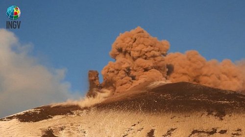 L’Etna en activité : éruption spectaculaire et vols détournés à Catane