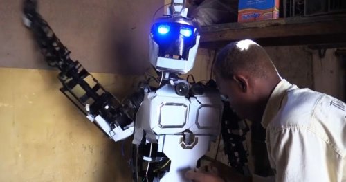 Soudan : Mutasım Jibril conçoit des robots à partir de déchets