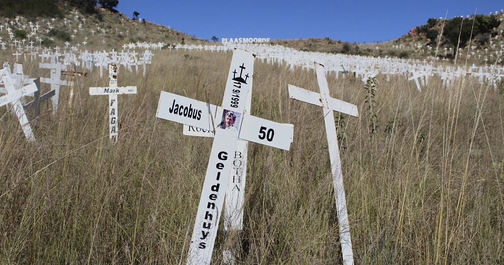 Afrique du Sud : des croix blanches alimentent des “fake news” sur les fermiers blancs