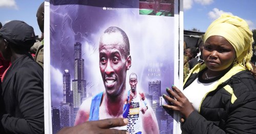 Les Kenyans rendent un dernier hommage à Kelvin Kiptum au stade d'Iten