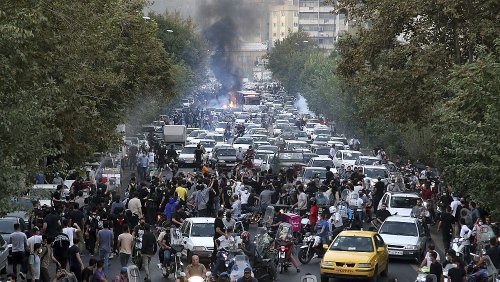 القوات الإيرانية تفتح النار على تظاهرة وسقوط جرحى