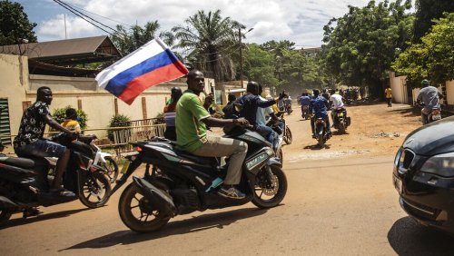 Was will ¨Putin in Afrika? Russlands Fahnen in Burkina Faso