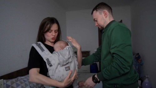 Dans le froid de Kyiv, des jeunes parents tentent de survivre sans eau, ni électricité