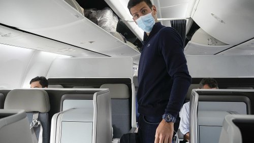 Abgeschirmt und mit leichtem Gepäck: Djokovic nach erzwungener Ausreise in Dubai gelandet