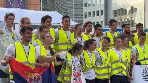 Message à l'UE : les coureurs serbes contre la corruption arrivés à Bruxelles