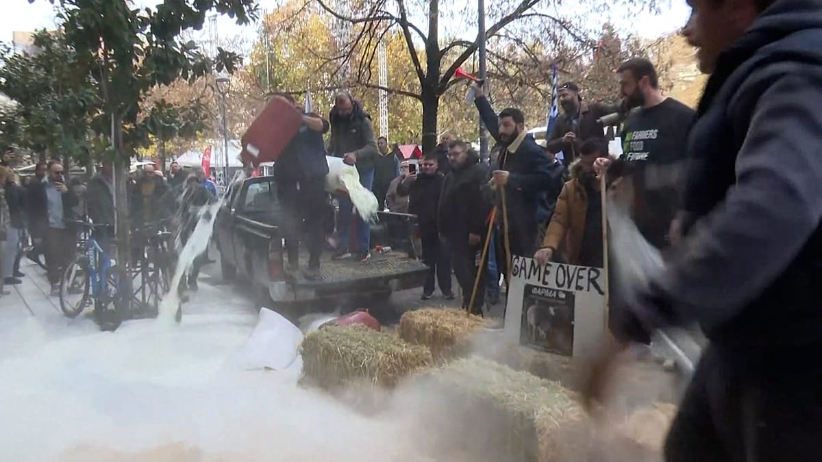 Vidéo. Les agriculteurs grecs intensifient les barrages routiers nationaux