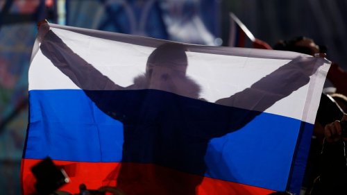 Skandal nach Rekord: Sportler disqualifiziert, weil er die russische Flagge hochhielt