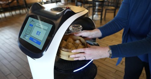 Cuba : le seul restaurant de La Havane avec un robot-serveur