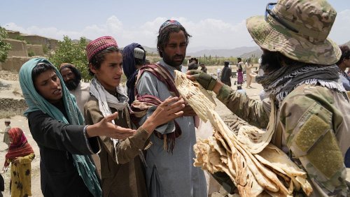 VIDÉO : En Afghanistan, les habitants des zones dévastées par le tremblement de terre tentent de survivre