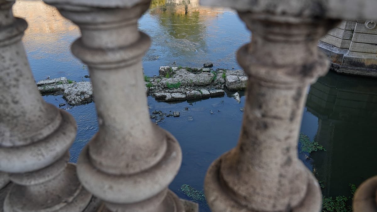 Drought reveals Emperor Nero's bridge beneath Rome's Tiber river