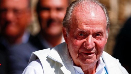 Juan Carlos met by cheering crowd and political embarrassment on return to Spain
