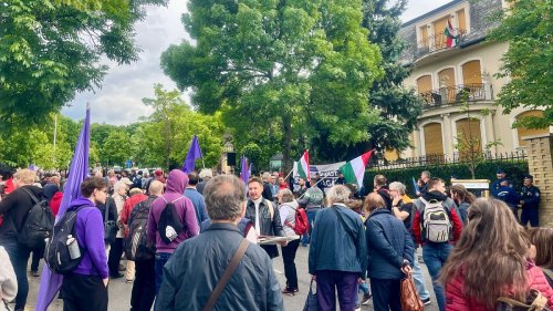 Molinóval és vörös festékkel is tiltakoztak az ún. átláthatósági törvényjavaslat ellen Budapesten