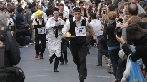 Video. WATCH: France resumes famed waiters' race after 13-year pause