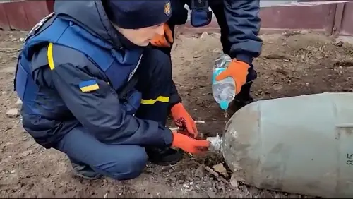 VIDEO : Unexploded bomb defused in Chernihiv