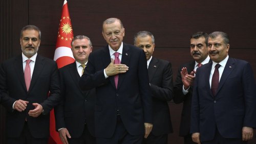 Turquía | Erdogan presenta su nuevo gabinete, con un economista ortodoxo para dar tranquiidad