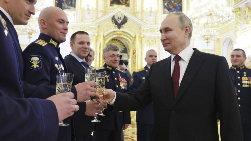 Putin stößt mit Soldaten an und russische Bomben töten Zivilisten in Kurachowe