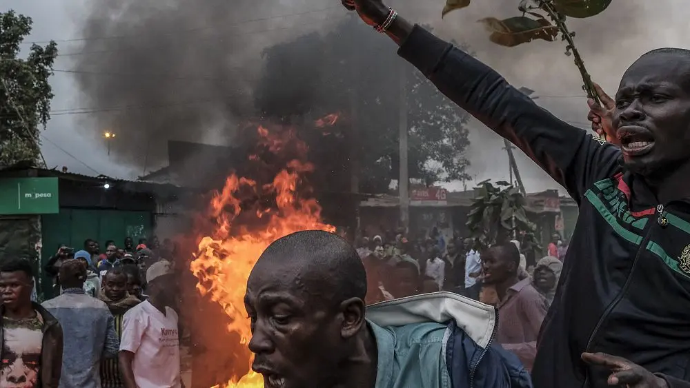 فيديو : شاهد: الشرطة تستخدم الغاز المسيل للدموع لتفريق متظاهرين في كيسومو بكينيا